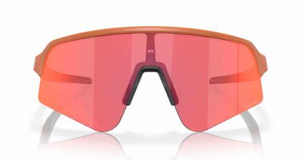Vooraanzicht van de Oakley Sutro Lite Sweep sportbril in Ginger met Prizm Trail Torch lens, ontworpen voor middelmatig sterk licht
