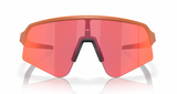 Vooraanzicht van de Oakley Sutro Lite Sweep sportbril in Ginger met Prizm Trail Torch lens, ontworpen voor middelmatig sterk licht