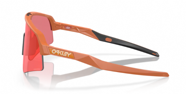 Zijaanzicht van de Oakley Sutro Lite Sweep sportbril in Ginger met Prizm Trail Torch lens, met contrastverhogende eigenschappen