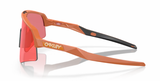 Zijaanzicht van de Oakley Sutro Lite Sweep sportbril in Ginger met Prizm Trail Torch lens, met contrastverhogende eigenschappen