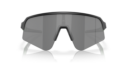 Vooraanzicht van de Oakley Sutro Lite Sweep sportbril in Matte Black met Prizm Black lens, met een groene veer voor een opvallend design