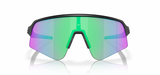 Vooraanzicht van de Oakley Sutro Lite Sweep sportbril in Matte Black met Prizm Golf lens, ontworpen voor verbeterd contrast op de green.