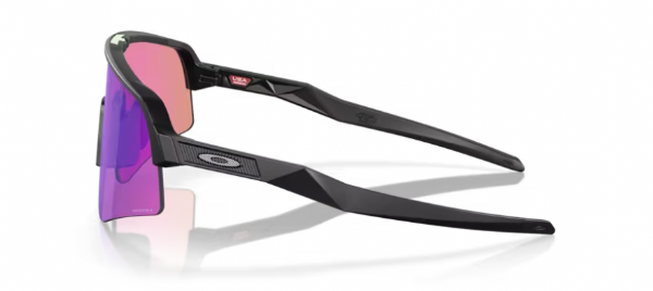 Zijaanzicht van de Oakley Sutro Lite Sweep sportbril in Matte Black met Prizm Golf lens, perfect voor golfers