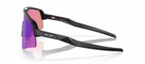 Zijaanzicht van de Oakley Sutro Lite Sweep sportbril in Matte Black met Prizm Golf lens, perfect voor golfers