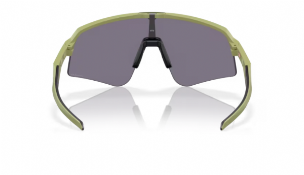 Achteraanzicht van de Oakley Sutro Lite Sweep sportbril in Matte Fern met Prizm Grey lens, perfect voor wielrenners en buitensporters