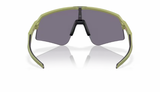 Achteraanzicht van de Oakley Sutro Lite Sweep sportbril in Matte Fern met Prizm Grey lens, perfect voor wielrenners en buitensporters