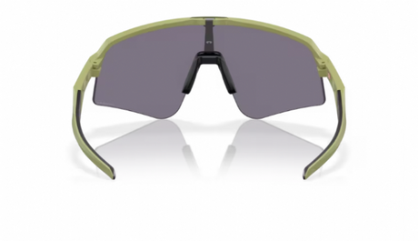 Achteraanzicht van de Oakley Sutro Lite Sweep sportbril in Matte Fern met Prizm Grey lens, perfect voor wielrenners en buitensporters