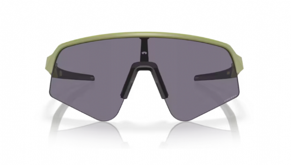 Vooraanzicht van de Oakley Sutro Lite Sweep sportbril in Matte Fern met Prizm Grey lens, ontworpen voor contrast en helderheid.