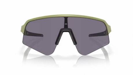 Vooraanzicht van de Oakley Sutro Lite Sweep sportbril in Matte Fern met Prizm Grey lens, ontworpen voor contrast en helderheid.