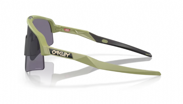 Zijaanzicht van de Oakley Sutro Lite Sweep sportbril in Matte Fern met Prizm Grey lens, lichtgewicht en stijlvol design