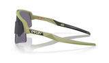 Zijaanzicht van de Oakley Sutro Lite Sweep sportbril in Matte Fern met Prizm Grey lens, lichtgewicht en stijlvol design