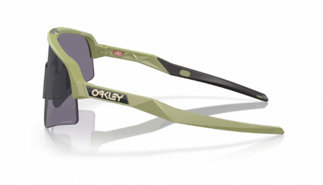 Zijaanzicht van de Oakley Sutro Lite Sweep sportbril in Matte Fern met Prizm Grey lens, lichtgewicht en stijlvol design