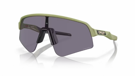 Oakley Sutro Lite Sweep sportbril in Matte Fern met Prizm Grey lens, ideaal voor licht bewolkte dagen
