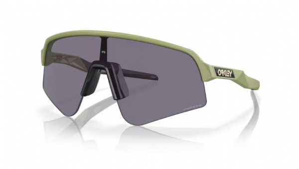 Oakley Sutro Lite Sweep sportbril in Matte Fern met Prizm Grey lens, ideaal voor licht bewolkte dagen