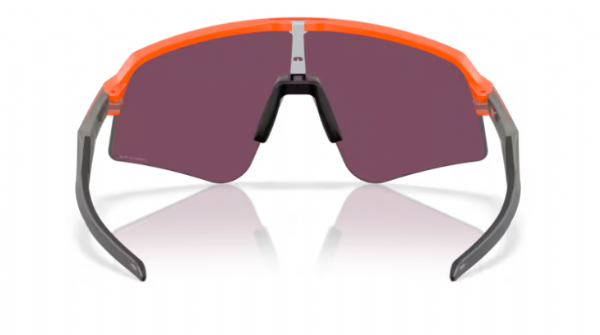 Oakley Sutro Lite Sweep sportbril in Matte Neon Orange met Prizm Road Black lens, ideaal voor wielrenners en buitensporters.