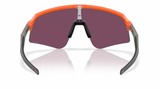 Oakley Sutro Lite Sweep sportbril in Matte Neon Orange met Prizm Road Black lens, ideaal voor wielrenners en buitensporters.