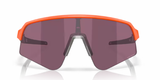 Oakley Sutro Lite Sweep sportbril in Matte Neon Orange met Prizm Road Black lens, ideaal voor wielrenners en buitensporters.