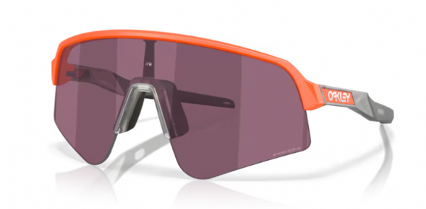 Oakley Sutro Lite Sweep zonnebril in Matte Neon Orange met Prizm Road Black lens, ideaal voor wielrenners en buitensporters.