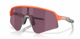 Oakley Sutro Lite Sweep zonnebril in Matte Neon Orange met Prizm Road Black lens, ideaal voor wielrenners en buitensporters.