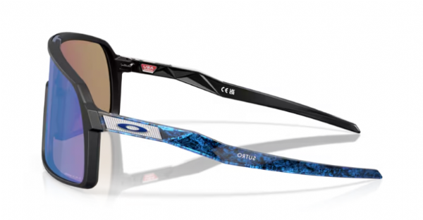 Oakley-Sutro-Matte-Black-Prizm-Sapphire-zijkant