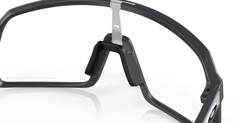Oakley-Sutro-Matte-Carbon-Clear-to-Black-Photochromic-Achterzijde