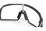 Oakley-Sutro-Matte-Carbon-Clear-to-Black-Photochromic-achterkant