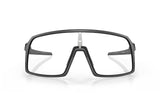 Oakley-Sutro-Matte-Carbon-Clear-to-Black-Photochromic-voorkant
