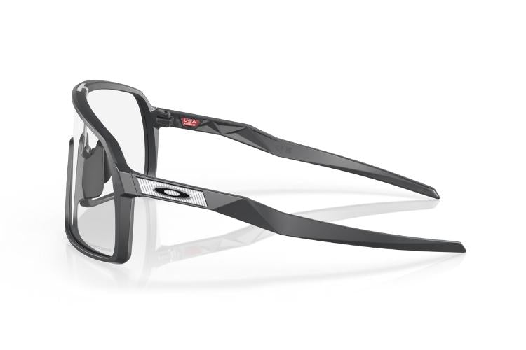 Oakley-Sutro-Matte-Carbon-Clear-to-Black-Photochromic-zijkant