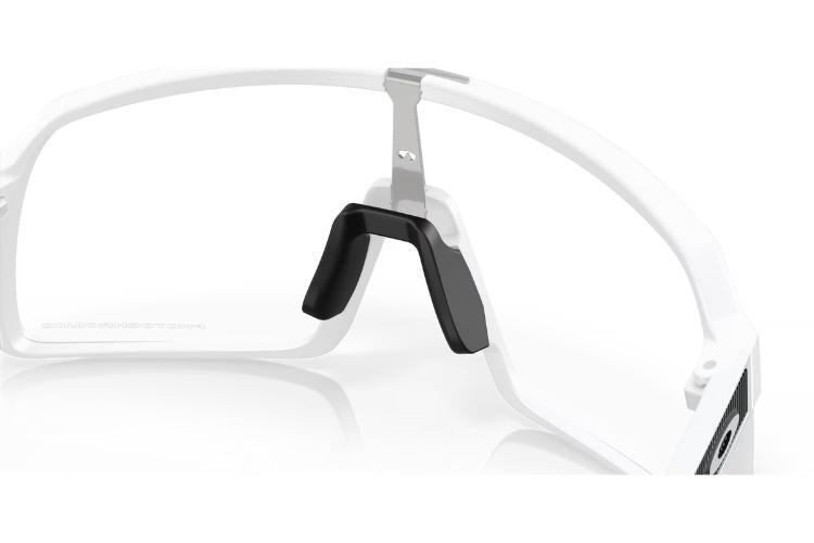 Oakley-Sutro-Matte-White-Clear-to-black-photochromic-achterkant