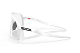 Oakley-Sutro-Matte-White-Clear-to-black-photochromic-zijkant
