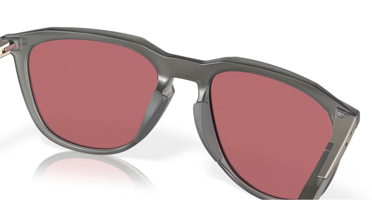 Oakley Thurso Matte Grey Smoke Prizm Dark Golf achterzijde nabij