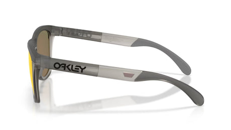 Oakley-frogskins-Range-XL-Matte-Grey-Smoke-Grey-Ink-Prizm-Ruby-Zijaanzicht
