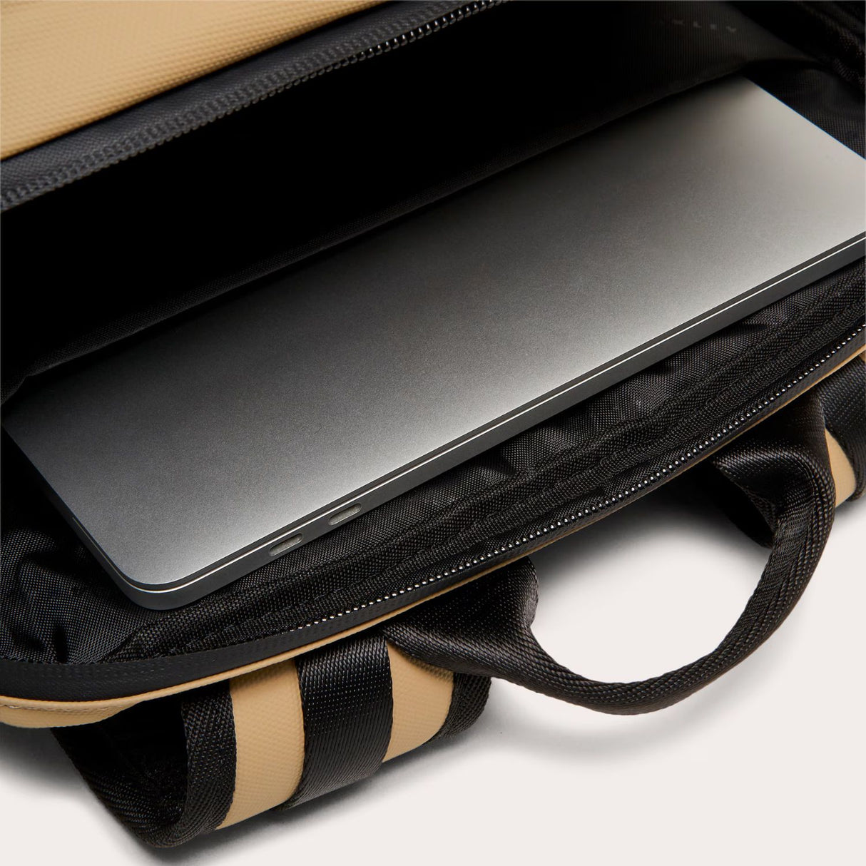 Oakley-rover-laptop-backpack-pebble-Nabij