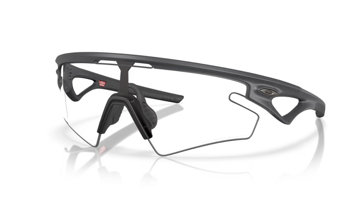 Oakley-Sphaera-Slash-Carbon-Clear-to-black-photochromic-01