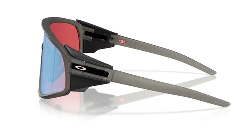 Oakley Latch Panel Matte Grey Smoke/ Prizm Snow Sapphire Zijkant