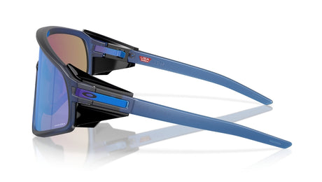 Oakley_Latch_Panel_Matte_Translucent_Navy_Prizm_Sapphire_Zijkant