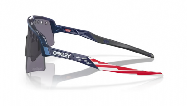 Zijaanzicht van de Oakley Sutro Lite Sweep sportbril in Troy Lee Designs Blue Colorshift met Prizm Grey Vented lens, perfect voor zonnige dagen