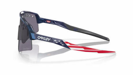 Zijaanzicht van de Oakley Sutro Lite Sweep sportbril in Troy Lee Designs Blue Colorshift met Prizm Grey Vented lens, perfect voor zonnige dagen
