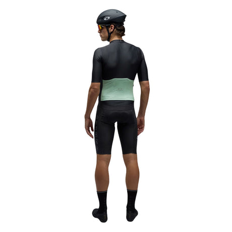 Oakley-endrance-bib-pitch-black-03