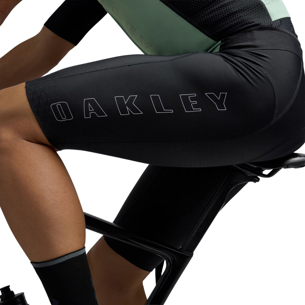 Oakley-endrance-bib-pitch-black-04