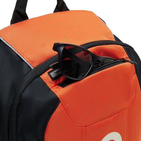 Oakley-Enduro-20L-3.0-Aviator-Orange-Nabij