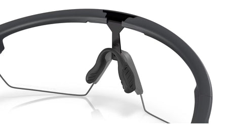 Oakley-sphaera-carbon-clear-to-black-photochromic-04