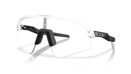 Oakley-sutro-lite-sweep-matte-clear-clear-to-black-photochromic-01