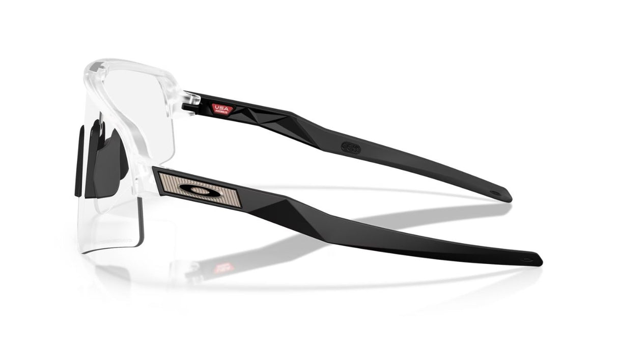 Oakley-sutro-lite-sweep-matte-clear-clear-to-black-photochromic-03