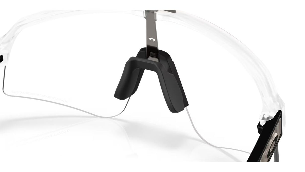 Oakley-sutro-lite-sweep-matte-clear-clear-to-black-photochromic-04
