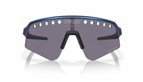 Oakley Sutro Lite Sweep sportbril in Troy Lee Designs Blue Colorshift met Prizm Grey Vented lens, vooraanzicht met dynamisch frameontwerp.