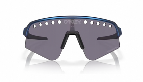 Oakley Sutro Lite Sweep sportbril in Troy Lee Designs Blue Colorshift met Prizm Grey Vented lens, vooraanzicht met dynamisch frameontwerp.